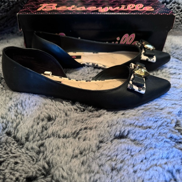 Betsy Johnson Flats - Picture 1 of 8